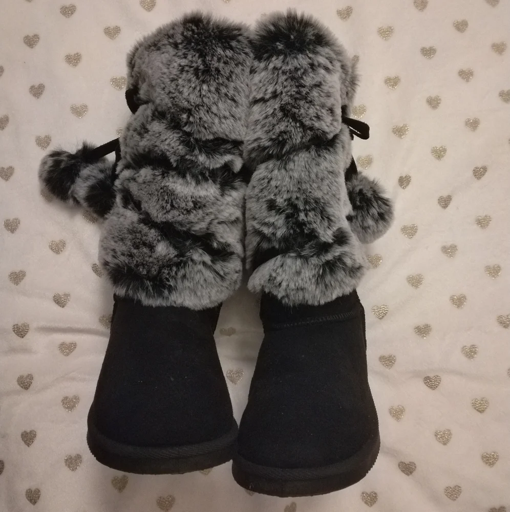 🔥3/$70 🎉S-HP🎉 *NWOT* FabKids Girl's Faux Fur Black and Gray Boots